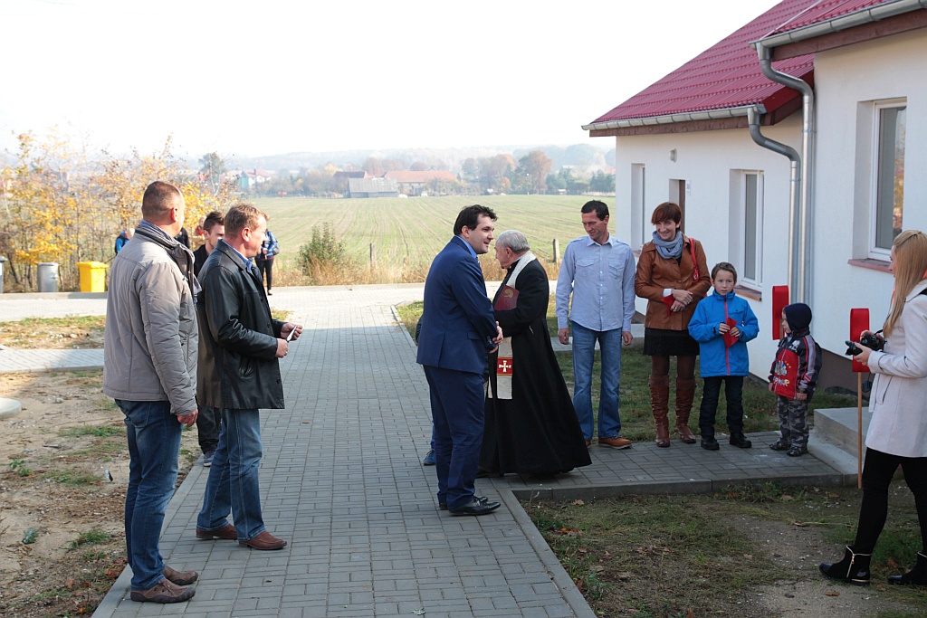Uroczystość wręczenia kluczy do domków socjalnych w Okmianach