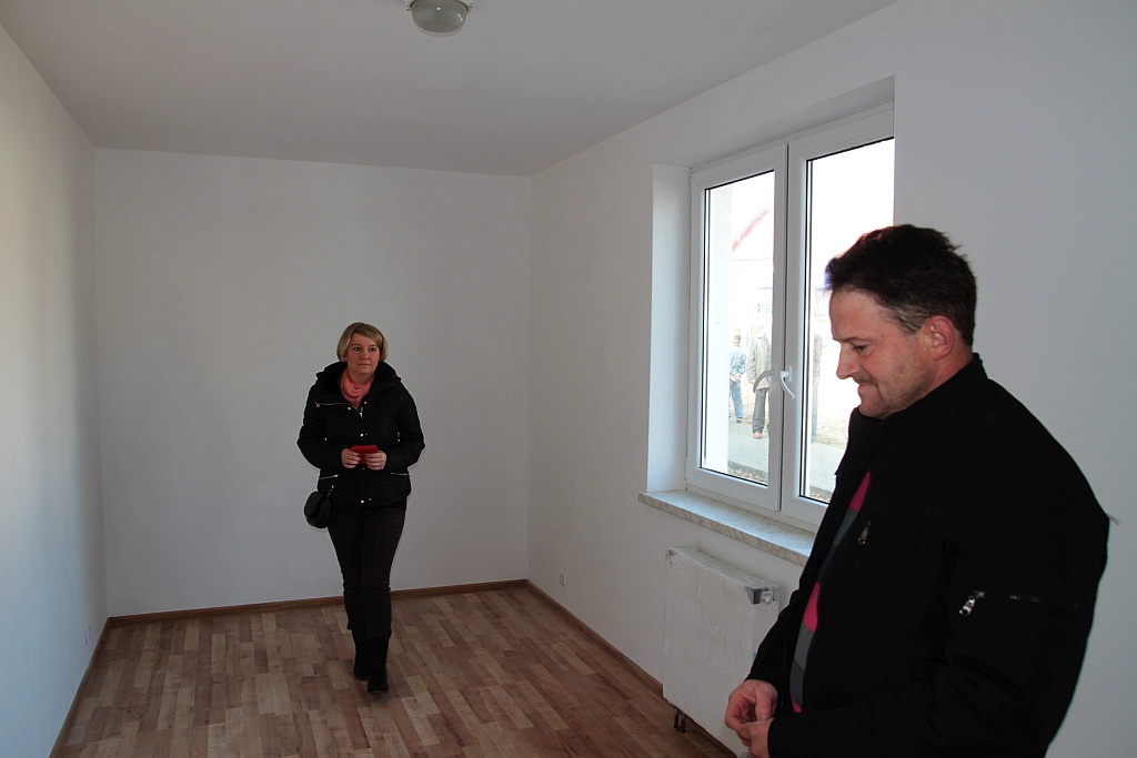 Uroczystość wręczenia kluczy do domków socjalnych w Okmianach