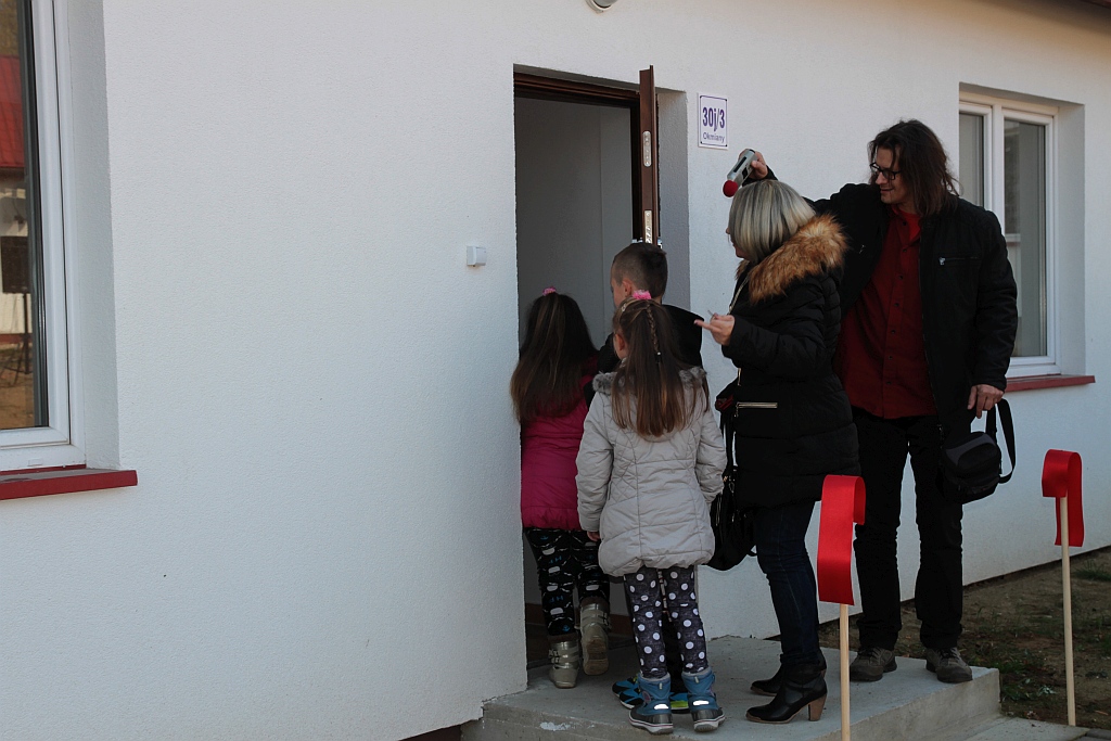 Uroczystość wręczenia kluczy do domków socjalnych w Okmianach