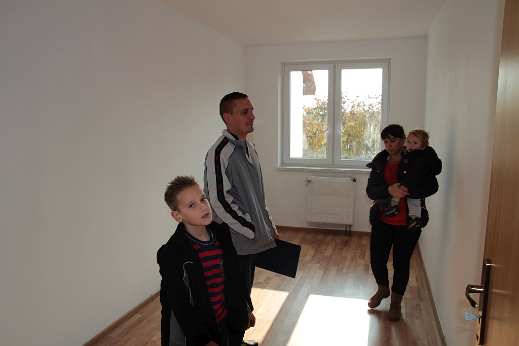 Uroczystość wręczenia kluczy do domków socjalnych w Okmianach