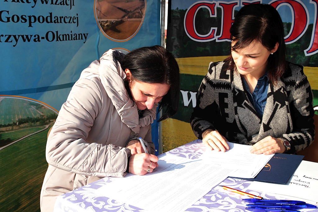 Uroczystość wręczenia kluczy do domków socjalnych w Okmianach
