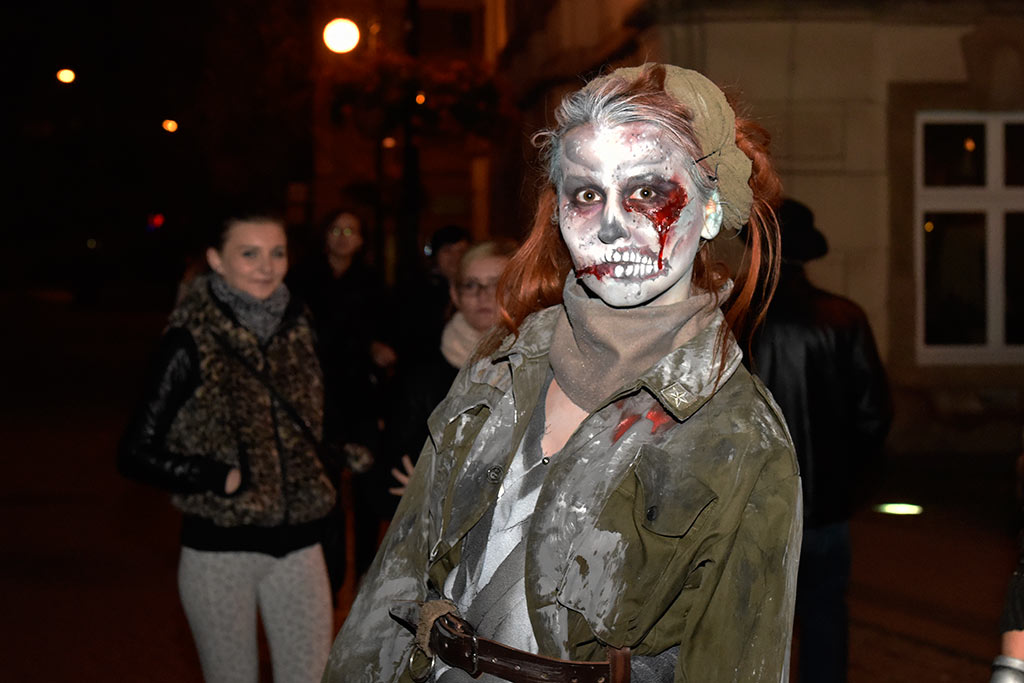 Mroczny halloweenowy pochód i spektakl w centrum Legnicy