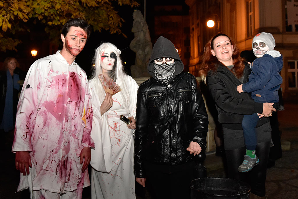 Mroczny halloweenowy pochód i spektakl w centrum Legnicy