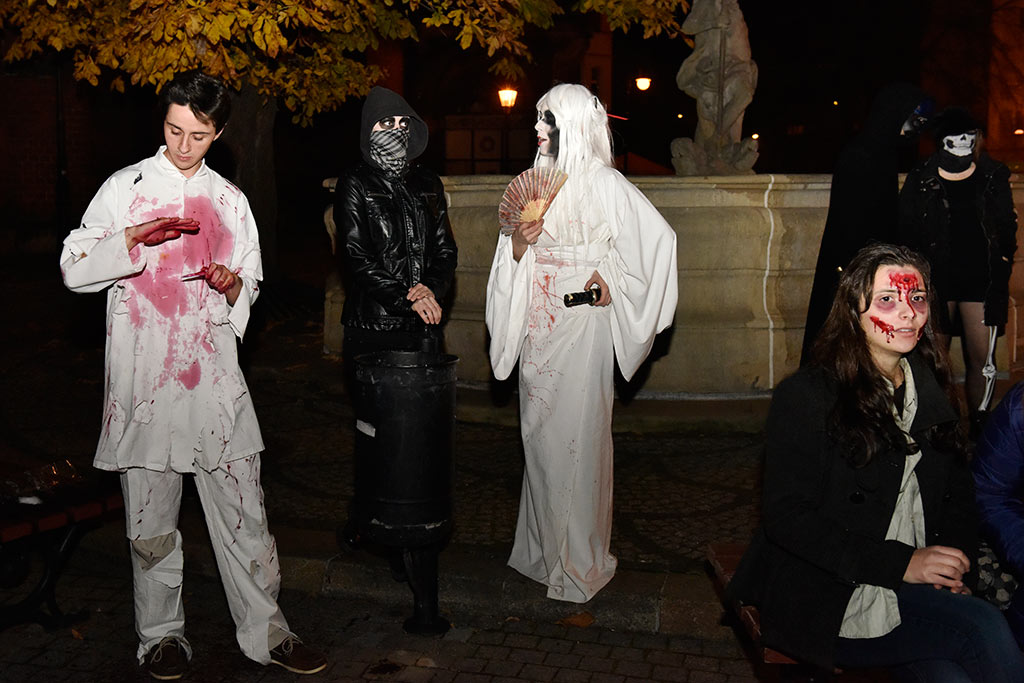 Mroczny halloweenowy pochód i spektakl w centrum Legnicy