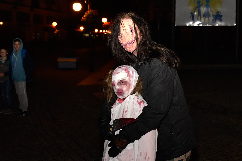 Mroczny halloweenowy pochód i spektakl w centrum Legnicy