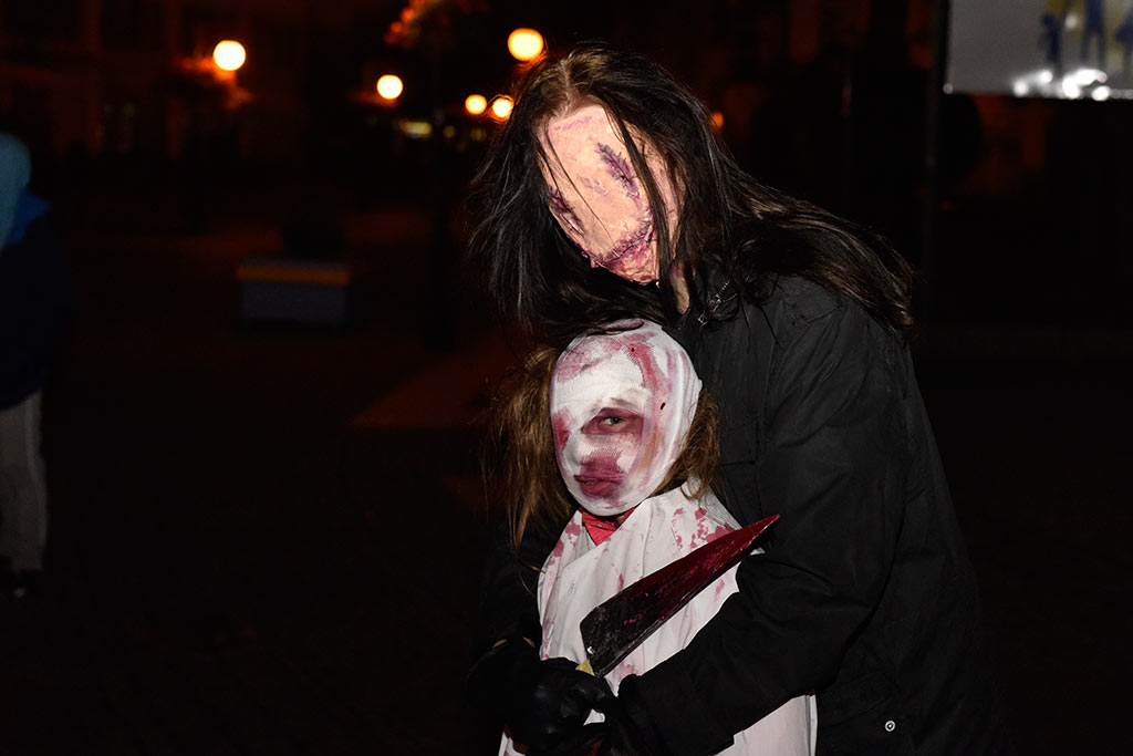 Mroczny halloweenowy pochód i spektakl w centrum Legnicy