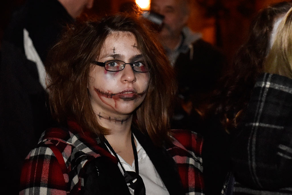 Mroczny halloweenowy pochód i spektakl w centrum Legnicy
