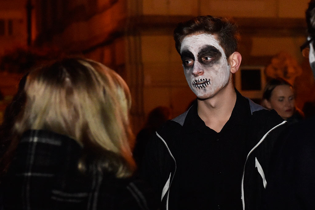 Mroczny halloweenowy pochód i spektakl w centrum Legnicy