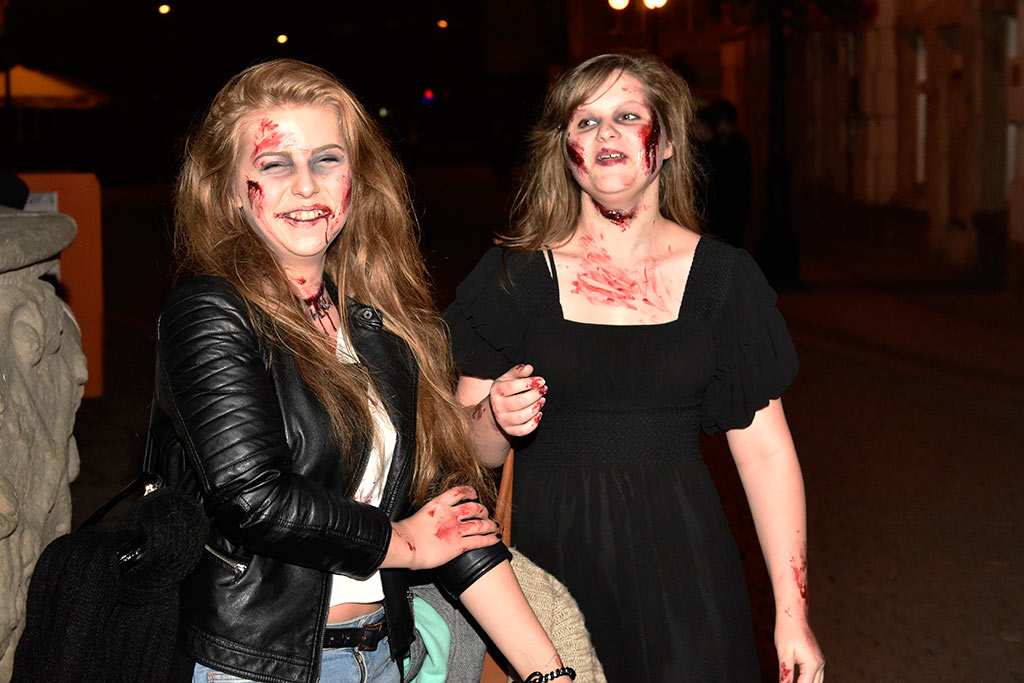 Mroczny halloweenowy pochód i spektakl w centrum Legnicy