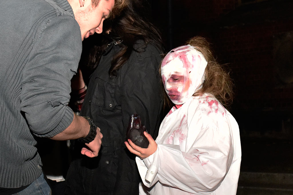 Mroczny halloweenowy pochód i spektakl w centrum Legnicy