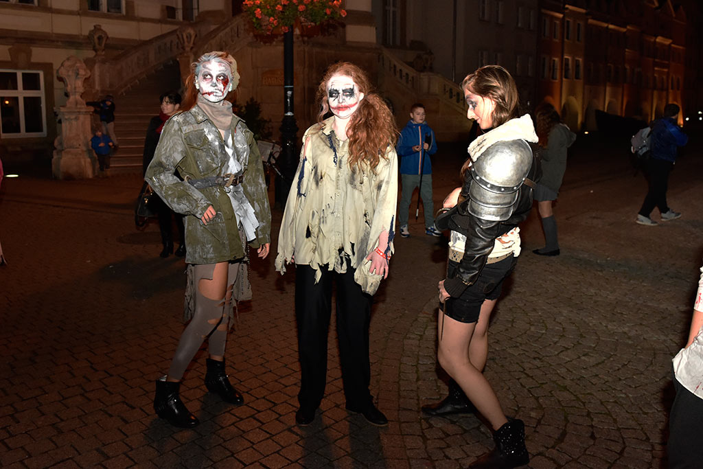 Mroczny halloweenowy pochód i spektakl w centrum Legnicy