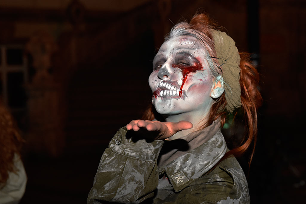 Mroczny halloweenowy pochód i spektakl w centrum Legnicy