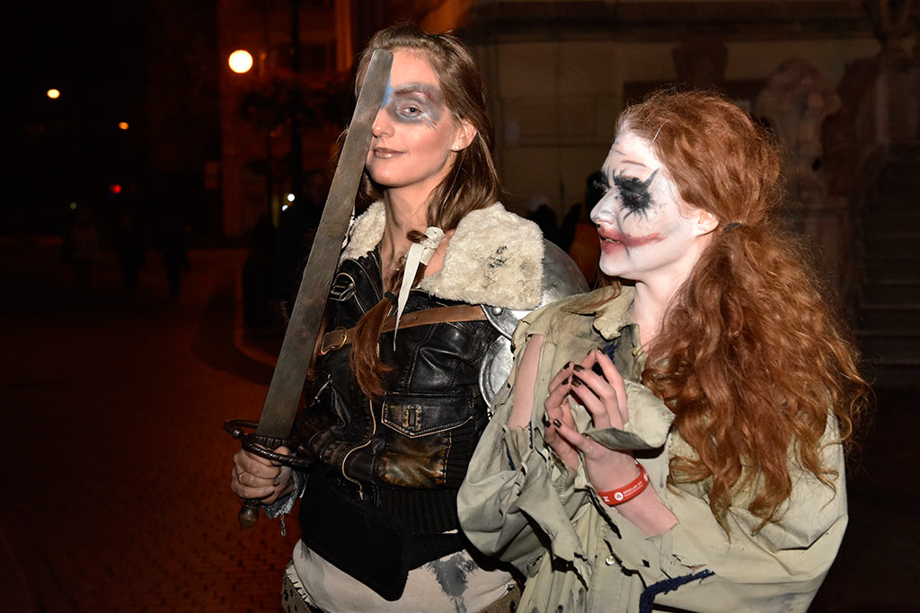 Mroczny halloweenowy pochód i spektakl w centrum Legnicy