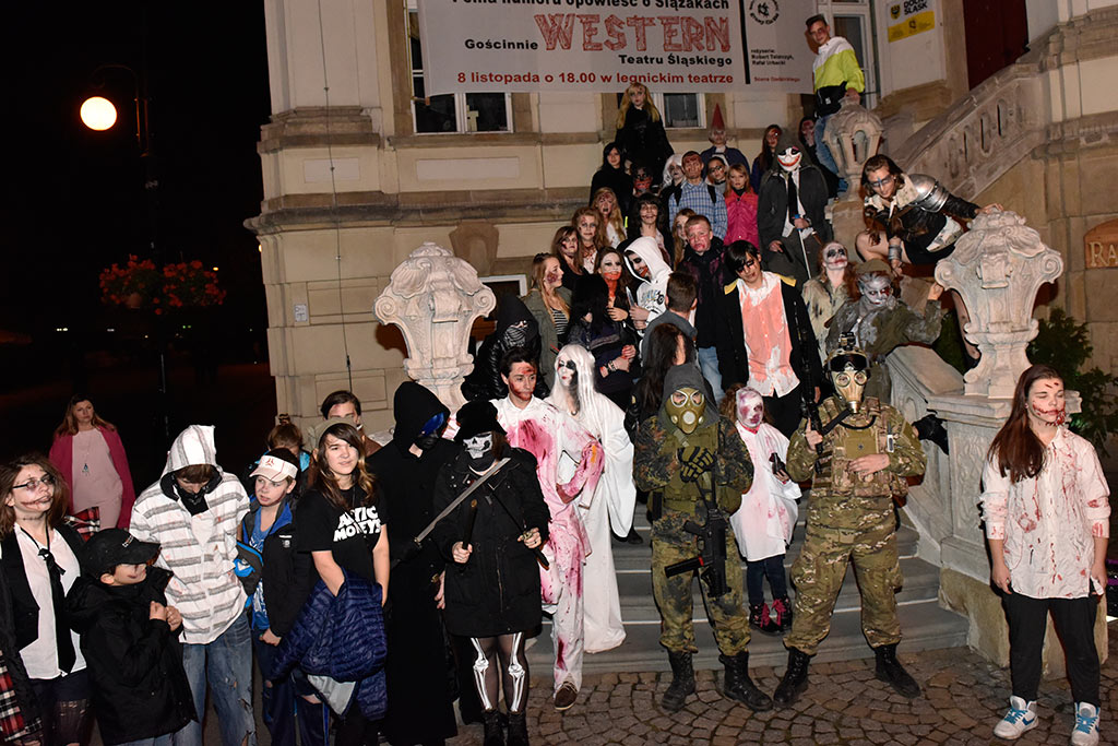 Mroczny halloweenowy pochód i spektakl w centrum Legnicy