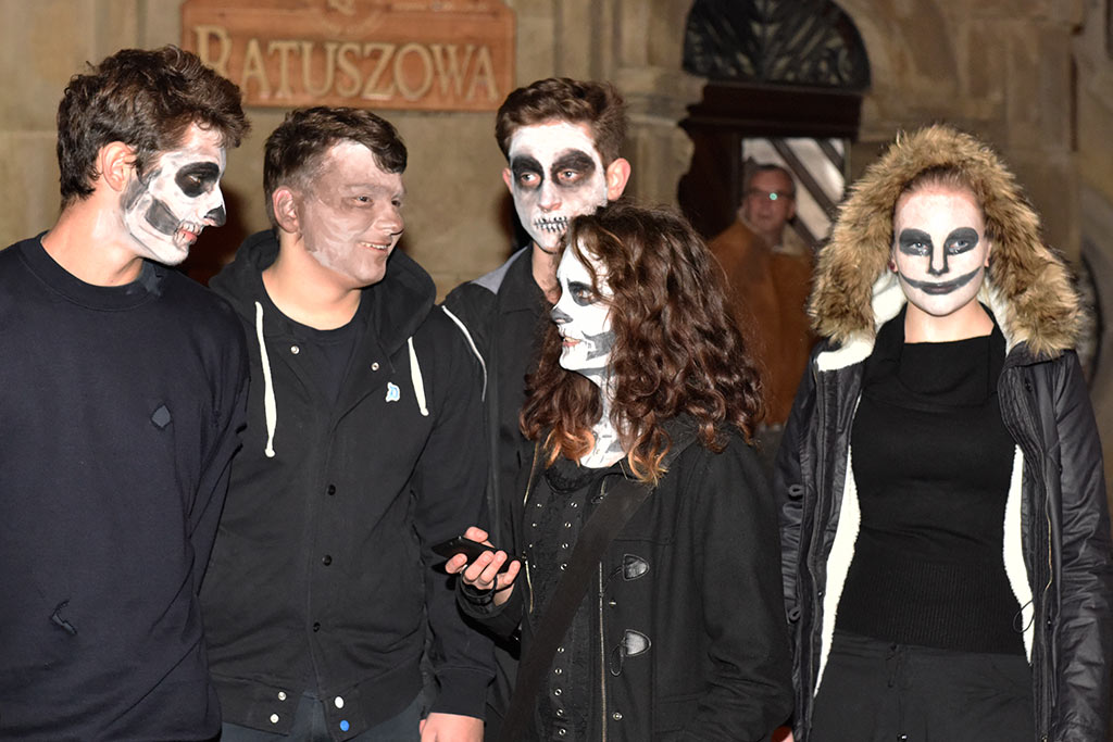 Mroczny halloweenowy pochód i spektakl w centrum Legnicy