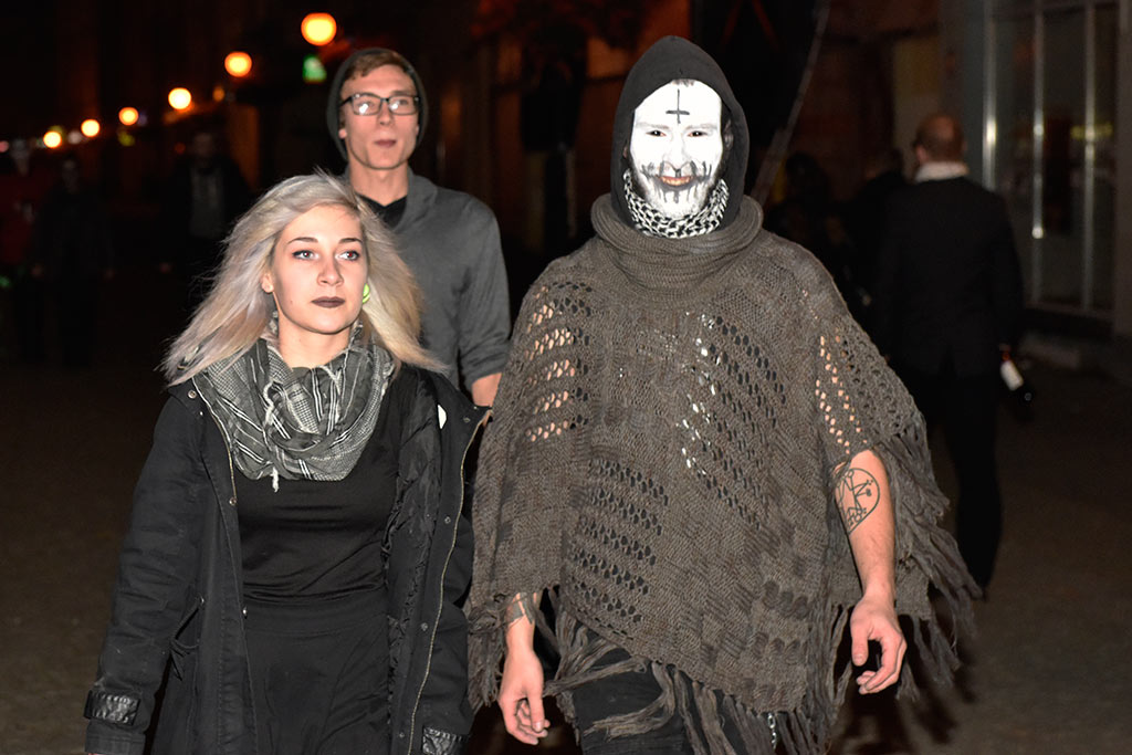 Mroczny halloweenowy pochód i spektakl w centrum Legnicy