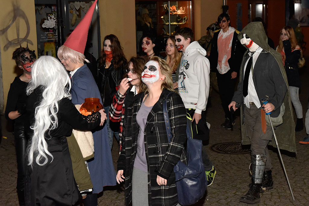 Mroczny halloweenowy pochód i spektakl w centrum Legnicy