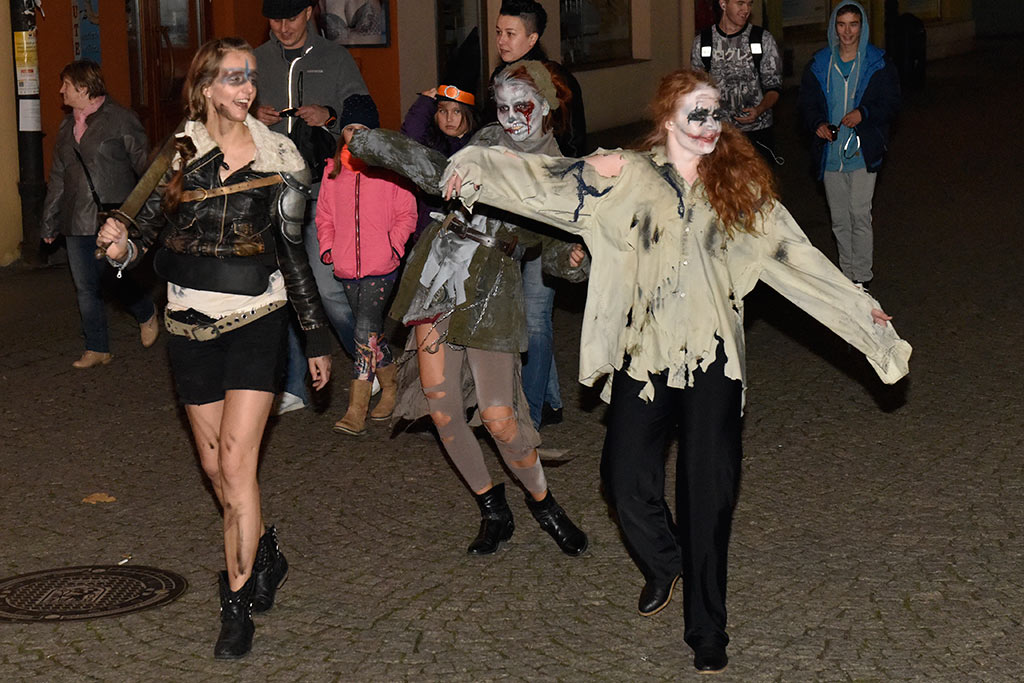 Mroczny halloweenowy pochód i spektakl w centrum Legnicy