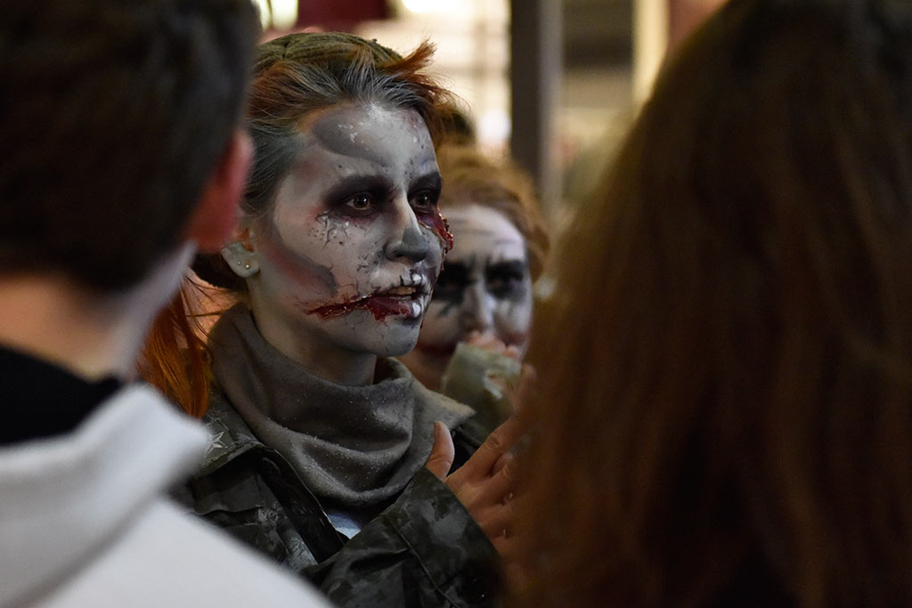 Mroczny halloweenowy pochód i spektakl w centrum Legnicy