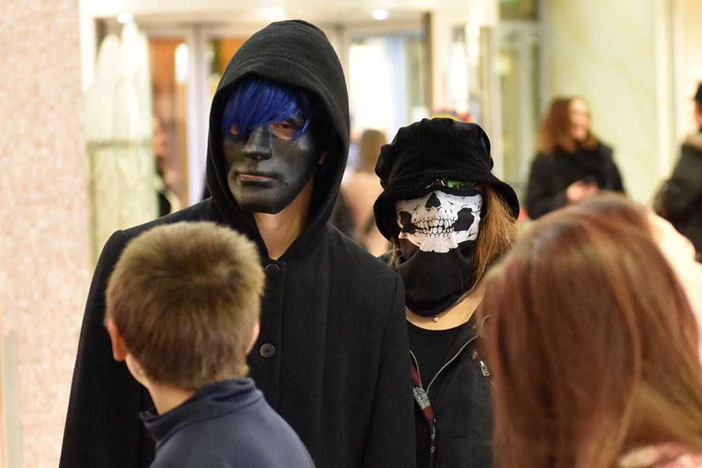 Mroczny halloweenowy pochód i spektakl w centrum Legnicy