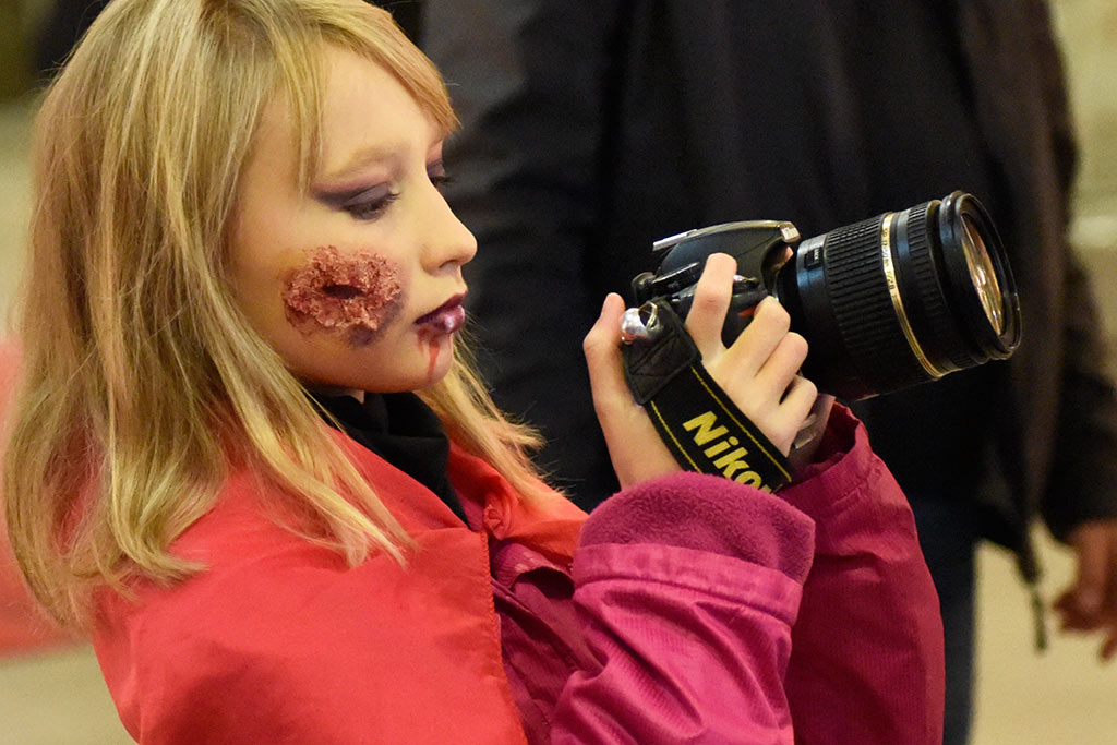 Mroczny halloweenowy pochód i spektakl w centrum Legnicy