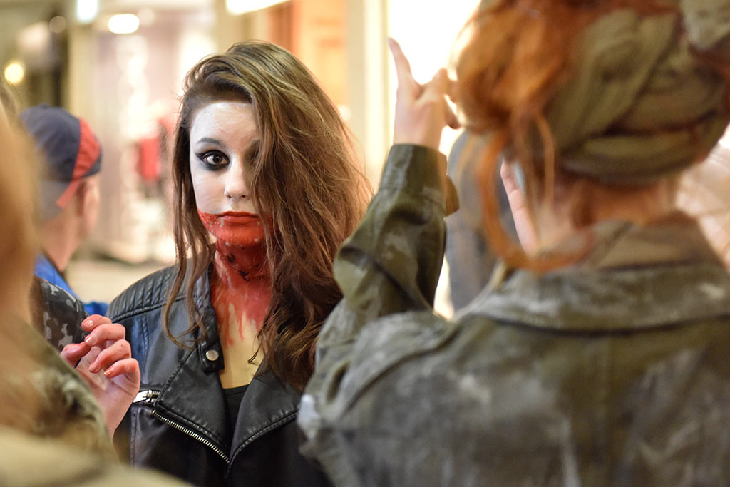 Mroczny halloweenowy pochód i spektakl w centrum Legnicy