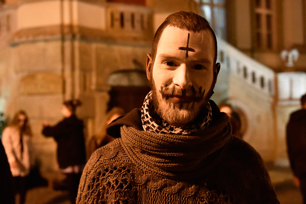 Mroczny halloweenowy pochód i spektakl w centrum Legnicy