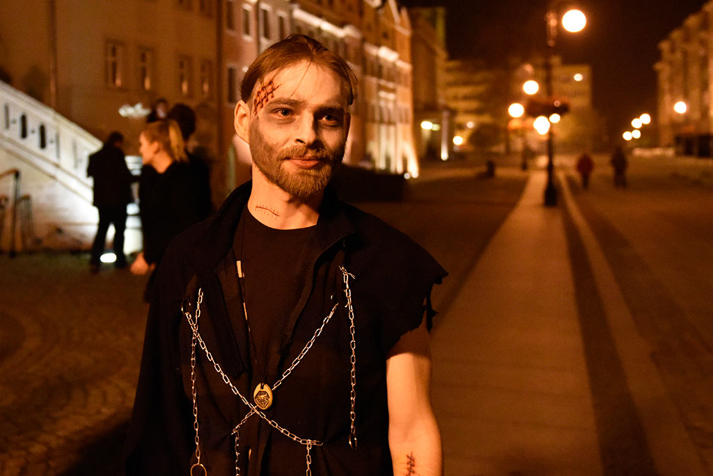 Mroczny halloweenowy pochód i spektakl w centrum Legnicy