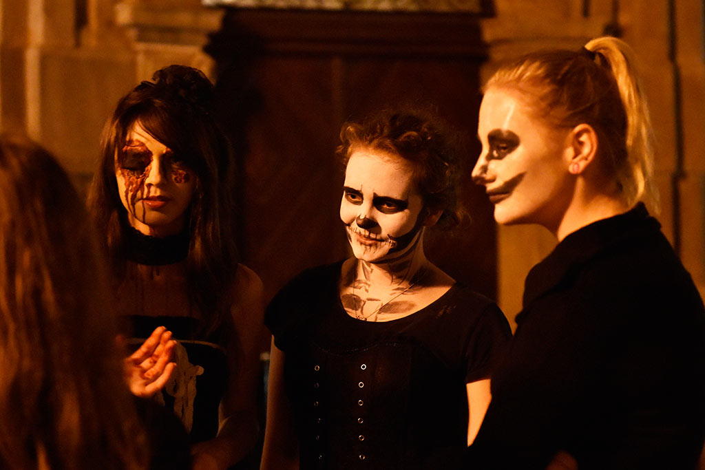 Mroczny halloweenowy pochód i spektakl w centrum Legnicy