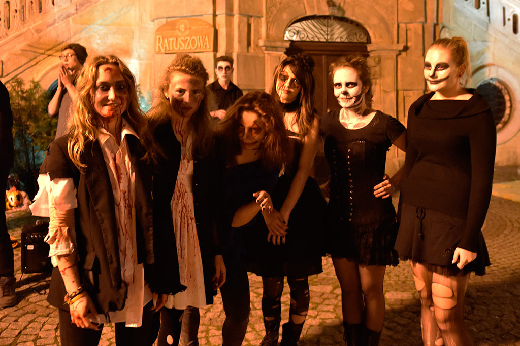 Mroczny halloweenowy pochód i spektakl w centrum Legnicy