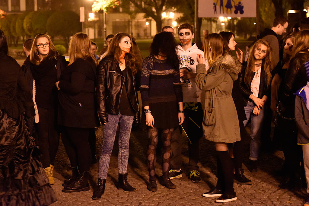 Mroczny halloweenowy pochód i spektakl w centrum Legnicy