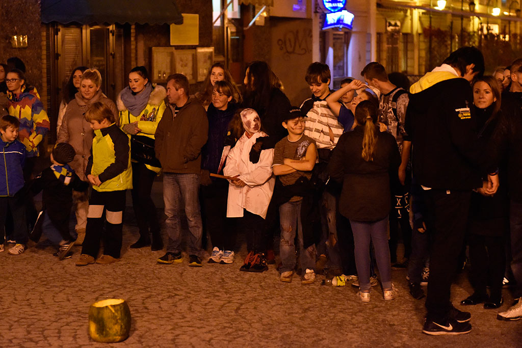 Mroczny halloweenowy pochód i spektakl w centrum Legnicy