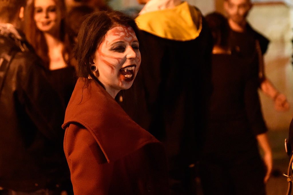 Mroczny halloweenowy pochód i spektakl w centrum Legnicy