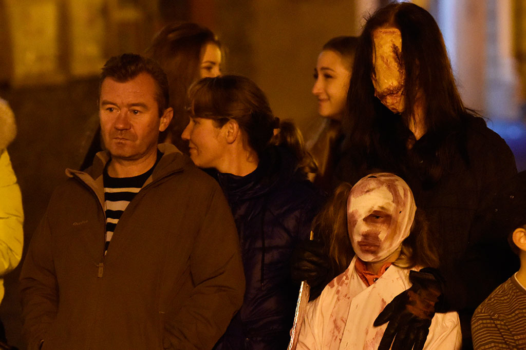 Mroczny halloweenowy pochód i spektakl w centrum Legnicy