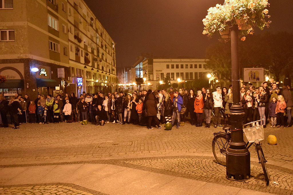 Mroczny halloweenowy pochód i spektakl w centrum Legnicy