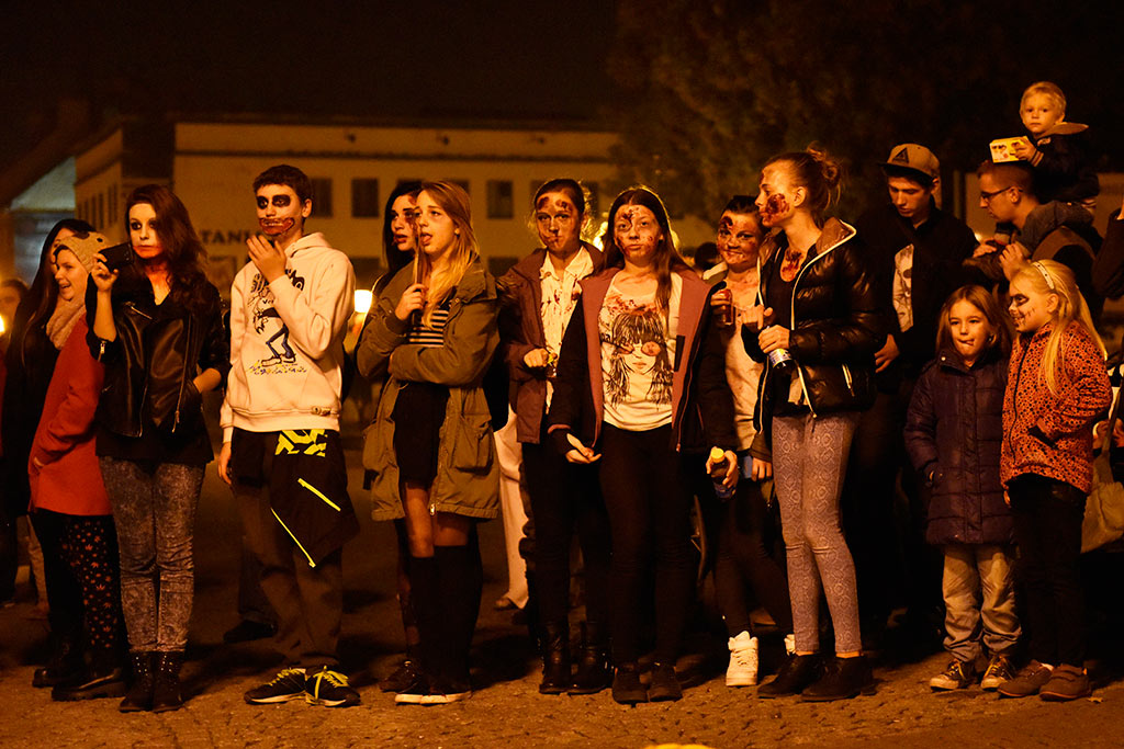 Mroczny halloweenowy pochód i spektakl w centrum Legnicy