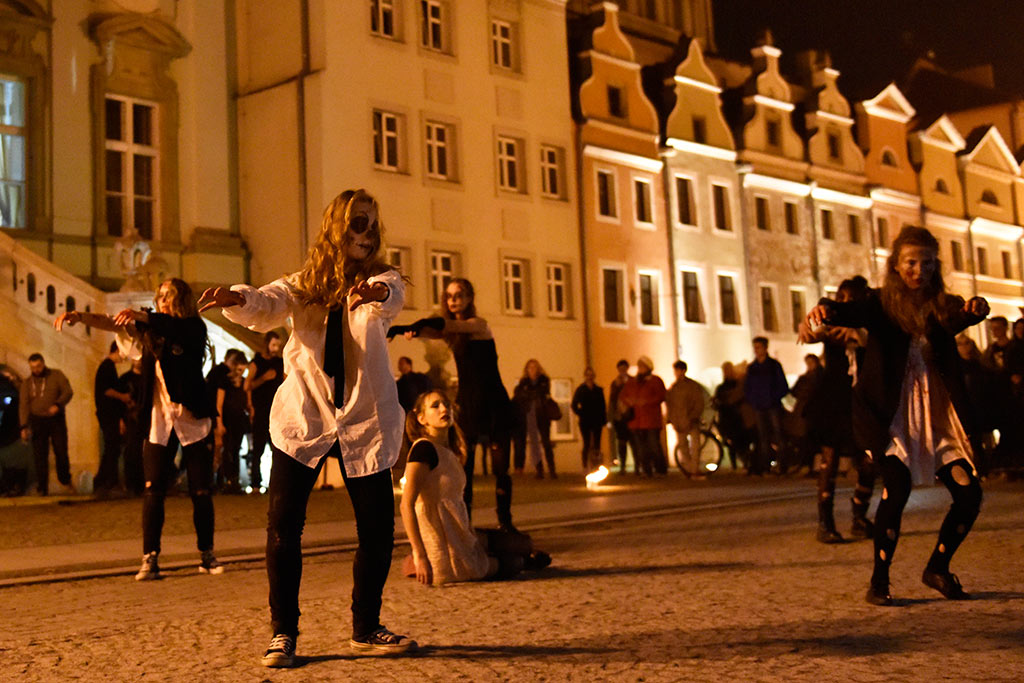Mroczny halloweenowy pochód i spektakl w centrum Legnicy