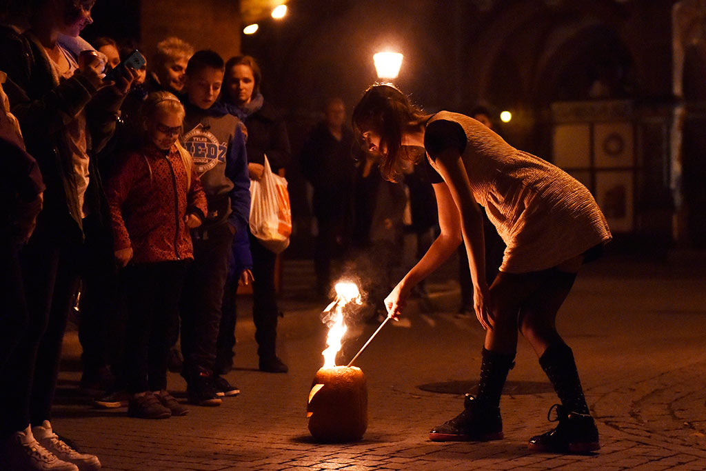 Mroczny halloweenowy pochód i spektakl w centrum Legnicy