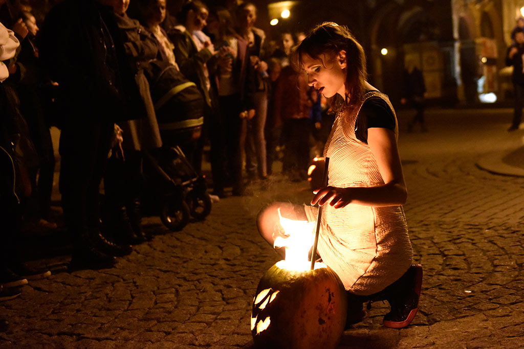 Mroczny halloweenowy pochód i spektakl w centrum Legnicy