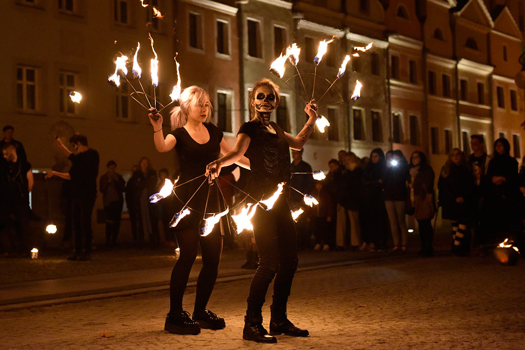 Mroczny halloweenowy pochód i spektakl w centrum Legnicy