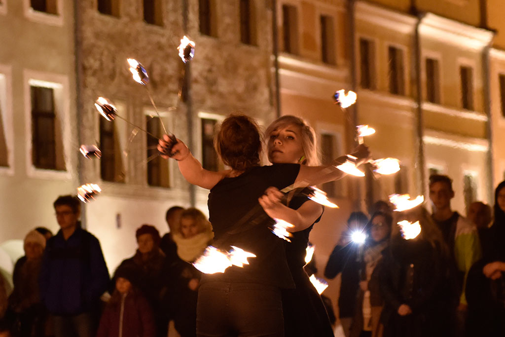 Mroczny halloweenowy pochód i spektakl w centrum Legnicy