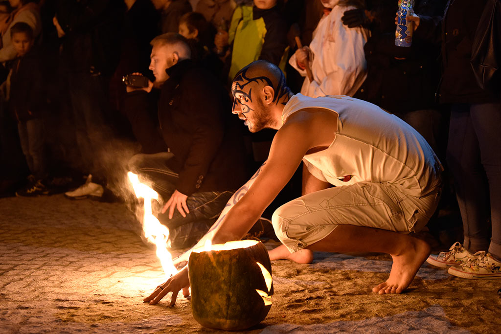 Mroczny halloweenowy pochód i spektakl w centrum Legnicy