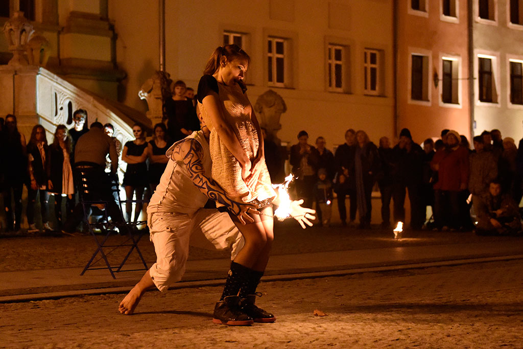 Mroczny halloweenowy pochód i spektakl w centrum Legnicy