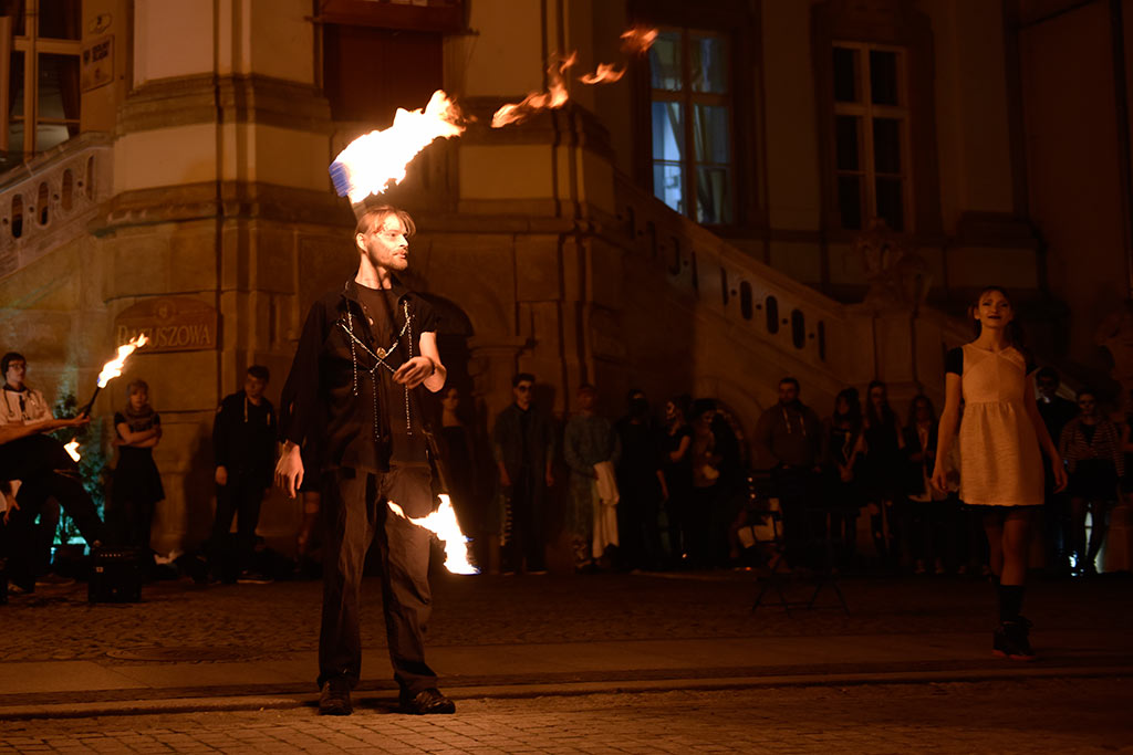 Mroczny halloweenowy pochód i spektakl w centrum Legnicy
