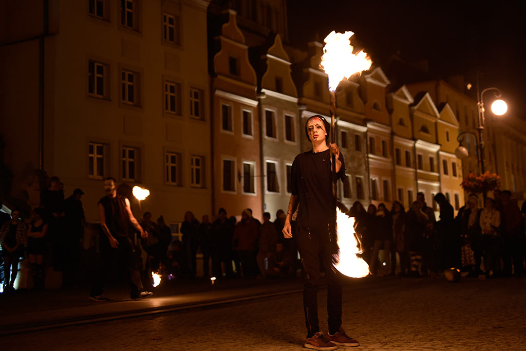 Mroczny halloweenowy pochód i spektakl w centrum Legnicy