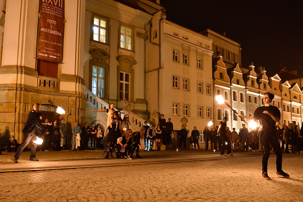 Mroczny halloweenowy pochód i spektakl w centrum Legnicy