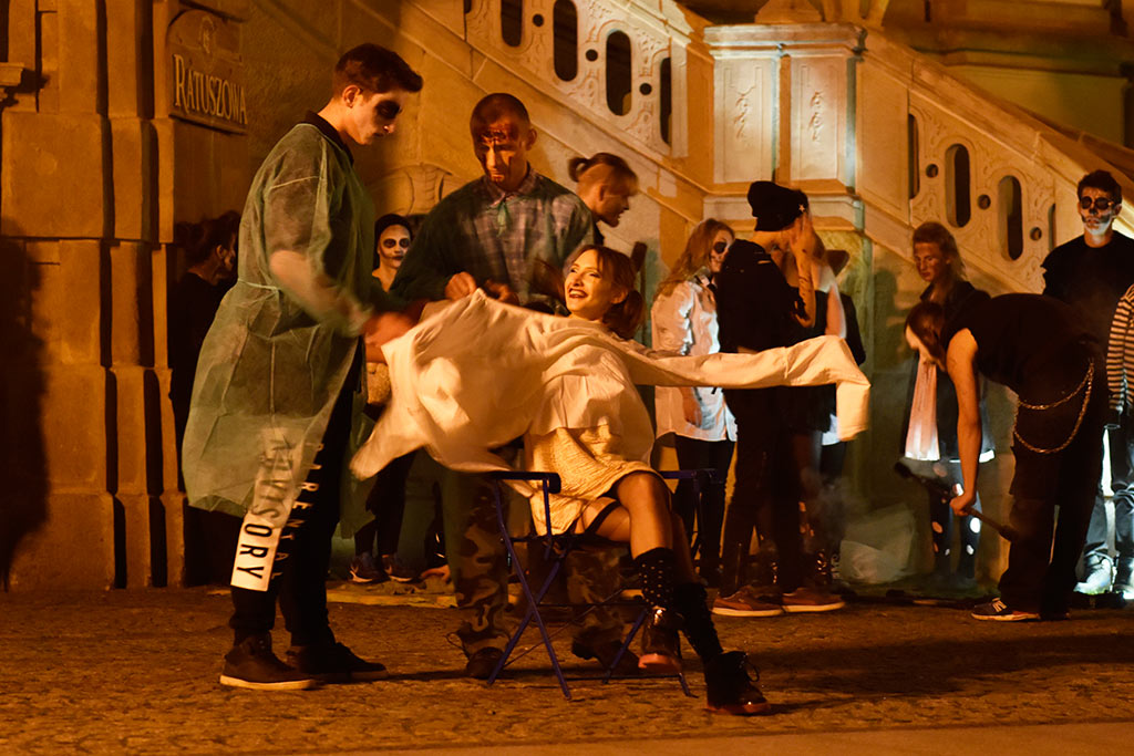 Mroczny halloweenowy pochód i spektakl w centrum Legnicy