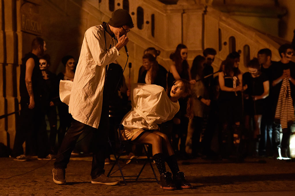 Mroczny halloweenowy pochód i spektakl w centrum Legnicy