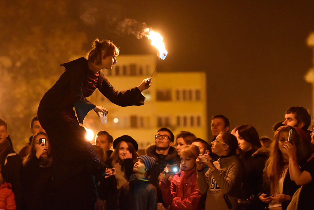 Mroczny halloweenowy pochód i spektakl w centrum Legnicy