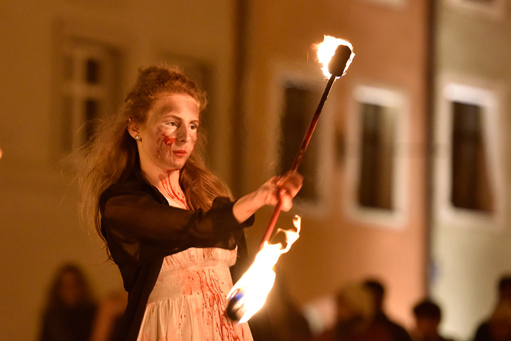Mroczny halloweenowy pochód i spektakl w centrum Legnicy